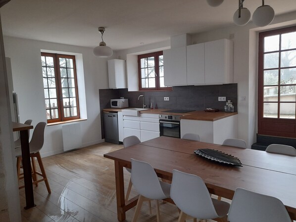 Kühlschrank, Mikrowelle, Ofen, Herdplatte