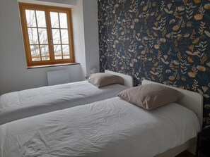 4 Schlafzimmer, Schreibtisch, Bügeleisen/Bügelbrett, Reisekinderbett