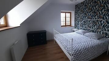 4 Schlafzimmer, Schreibtisch, Bügeleisen/Bügelbrett, Reisekinderbett