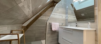 **Charming Farmhouse Retreat: Modern Comfort, Historic Charm, Ideal for Families & Outdoor Enthusiasts**