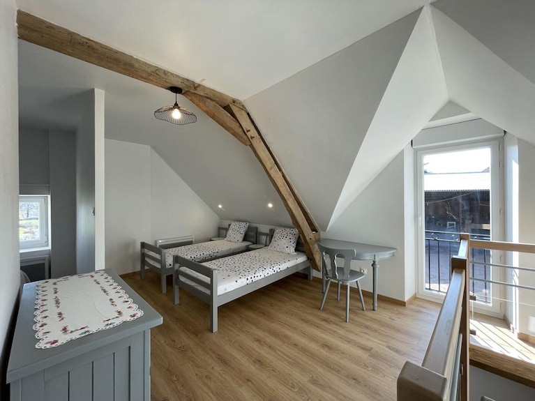 **Charming Farmhouse Retreat: Modern Comfort, Historic Charm, Ideal For Families & Outdoor Enthusiasts** - Auvergne