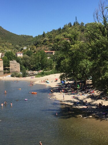 On vacation with the dog? House with enclosed garden in the center of Roquebrun.