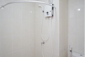 Deluxe Apartment, 3 Bedrooms | Bathroom - Simply And Cozy 3Br Apartment At M-Town Residence (Gading Serpong)