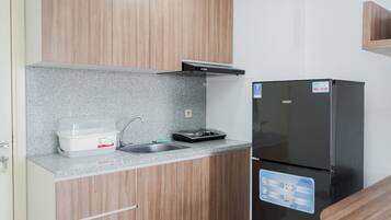 Deluxe Apartment, 3 Bedrooms | Private kitchen | Full-size fridge, stovetop