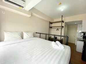 Deluxe Apartment | Individually decorated, individually furnished, free WiFi - Luxury And Minimalist Studio At Patraland Urbano Apartment (Bekasi)