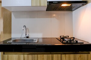 Full-sized fridge, stovetop