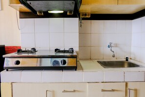 Departamento Deluxe | Cocina privada | Refrigerador con congelador y parrilla de estufa 