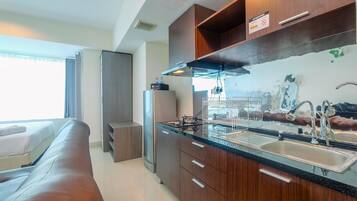 Deluxe Apartment | Private kitchen | Full-size fridge, stovetop