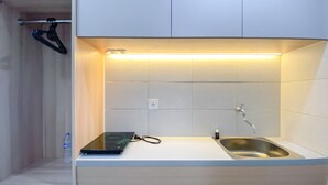 Deluxe appartement | Privékeuken | Een koelkast met diepvriezer, een kookplaat