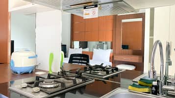 Departamento Deluxe | Cocina privada | Refrigerador con congelador y parrilla de estufa