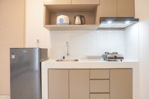 Deluxe Apartment, 2 Bedrooms | Private kitchen | Full-size fridge, stovetop