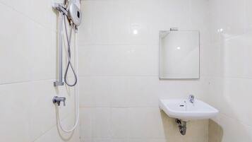 Deluxe Apartment, 3 Bedrooms | Bathroom