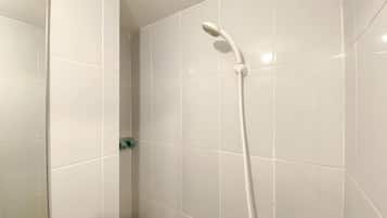 Deluxe Apartment | Bathroom
