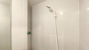 Deluxe Apartment | Bathroom