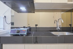 Deluxe Apartment | Private kitchen | Full-size fridge, stovetop