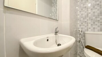 Deluxe Apartment | Bathroom