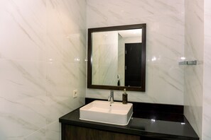 Deluxe Apartment, 1 Bedroom | Bathroom - Nice And Fancy 1Br At Branz Bsd City Apartment (Pagedangan)