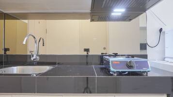 Deluxe Apartment | Private kitchen | Full-sized fridge, stovetop