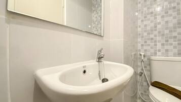 Deluxe Apartment | Bathroom