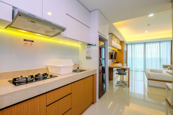 Departamento Deluxe | Cocina privada | Refrigerador con congelador y parrilla de estufa