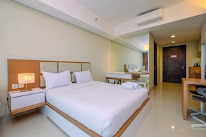 Deluxe Apartment | Individually decorated, individually furnished, free WiFi - Cozy Living And Spacious Studio At 28Th Floor Kemang Village Apartment (Jakarta)
