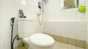 Bathroom - Best Startegic 2Br At Bassura City Apartment (Jakarta)
