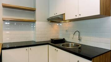 Deluxe appartement, 2 slaapkamers | Privékeuken | Een koelkast met diepvriezer, een kookplaat