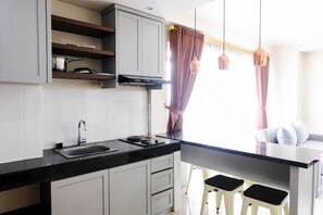 Apartamento luxo, 3 quartos | Cozinha privada | Geladeira grande, cooktop