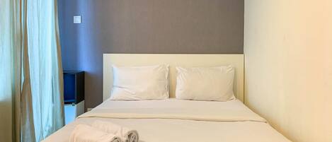 Deluxe Apartment, 2 Bedrooms | 2 bedrooms, individually decorated, individually furnished, desk