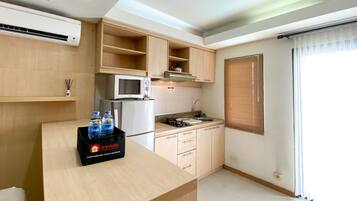 Apartamento Deluxe, 2 habitaciones | Cocina privada | Frigorífico grande y placa de cocina