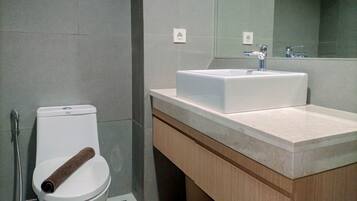 Deluxe Studio | Bathroom | Shower, towels