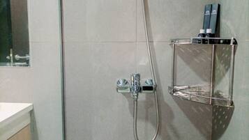 Monolocale Deluxe | Bagno | Doccia, asciugamani