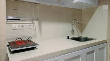 Deluxe Studio | Private kitchen | Full-size fridge, stovetop