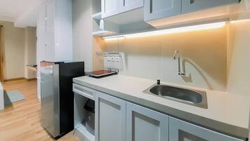 Deluxe Studio | Private kitchen | Full-size fridge, stovetop
