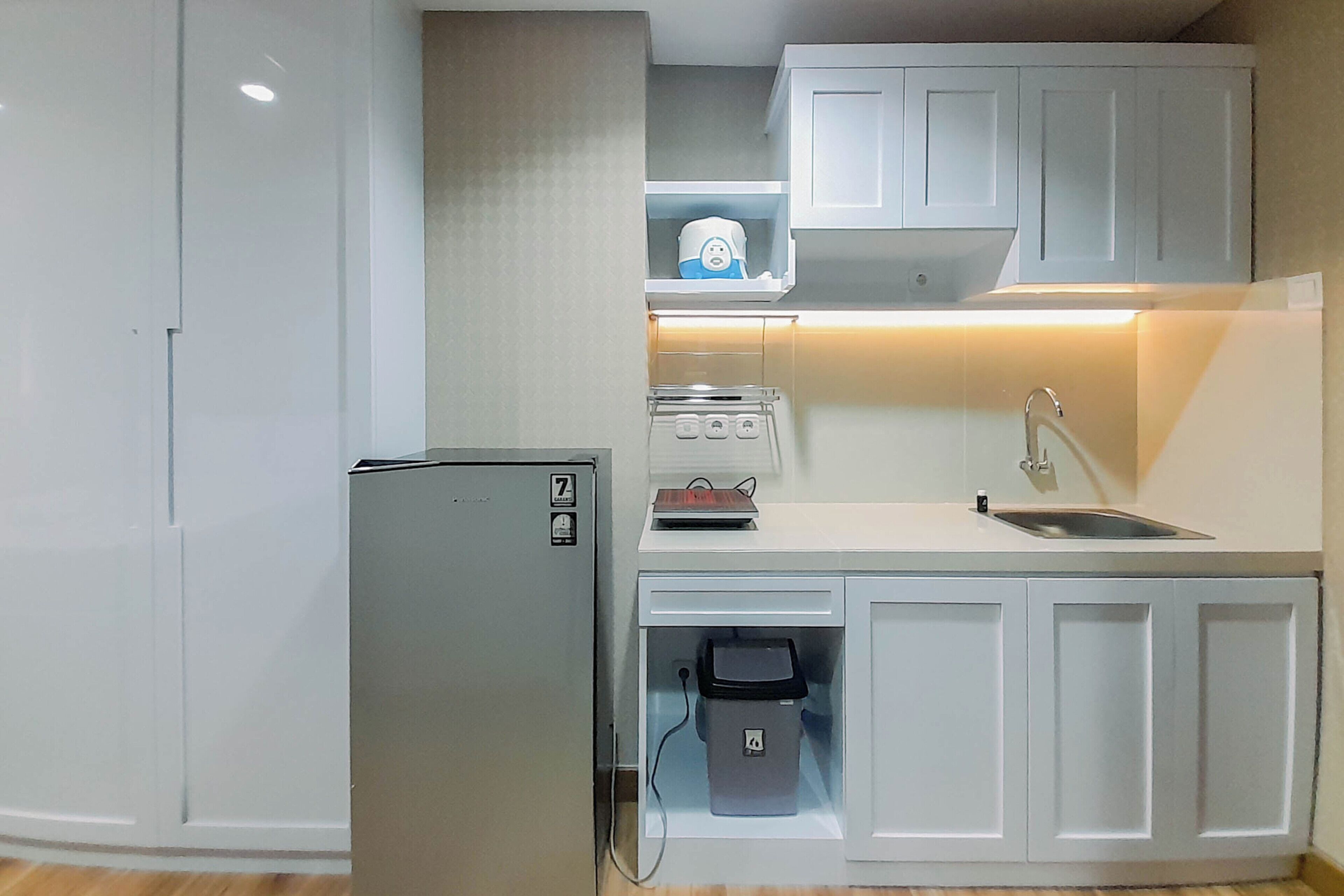 Deluxe Studio | Private kitchen | Full-size fridge, stovetop