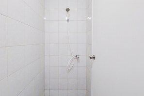 Deluxe studio | Badkamer | Een douche, handdoeken