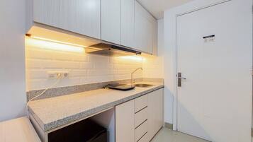 Deluxe Studio | Private kitchen | Full-size fridge, stovetop
