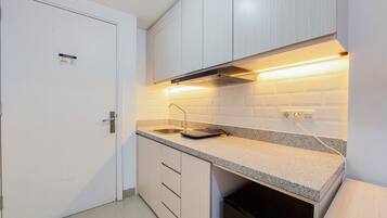Deluxe Studio | Private kitchen | Full-size fridge, stovetop