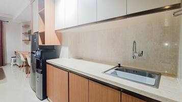 Estudio Deluxe | Cocina privada | Refrigerador con congelador y parrilla de estufa