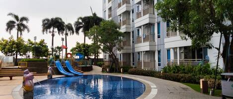 สระว่ายน้ำกลางแจ้ง