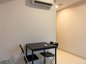 شقة ديلوكس - غرفة نوم واحدة | تناول الطعام داخل الغرفة