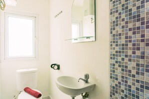 Deluxe Studio | Bathroom