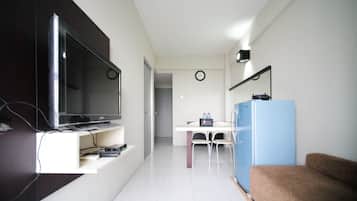 Apartamento luxo, 2 quartos | Área de estar | TV