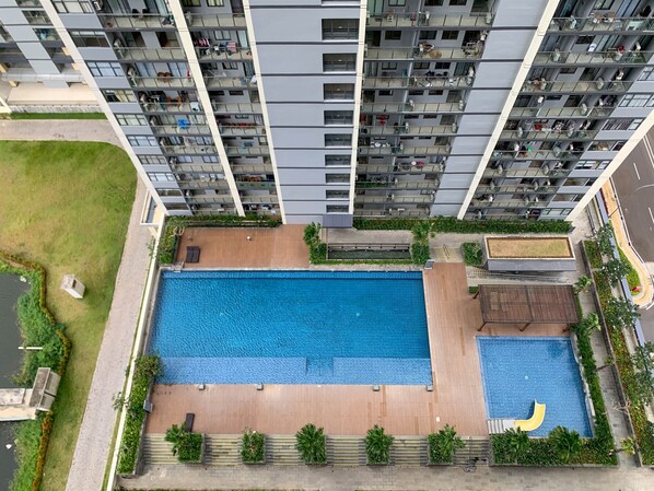 Outdoor pool - Brand New And Relaxing Studio At Daan Mogot City Apartment (Jakarta)