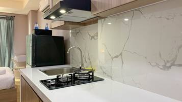 Deluxe Studio | Private kitchen | Full-sized fridge, stovetop