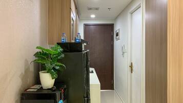 Deluxe Studio | Private kitchen | Full-size fridge, stovetop