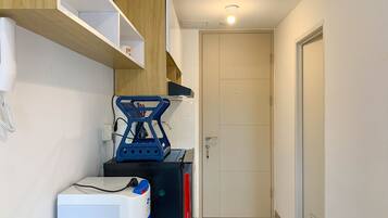 Deluxe Studio | Private kitchen | Full-size fridge, stovetop