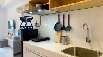 Deluxe Studio | Private kitchen | Full-size fridge, stovetop