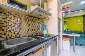 Deluxe Apartment, 2 Bedrooms | Private kitchen | Full-sized fridge, stovetop