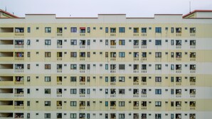 Ein mehrstöckiges Gebäude mit Balkonen und Fenstern, wahrscheinlich ein Wohn- oder Hotelgebäude.